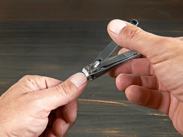 Cutting fingernails — Stock Photo, Image