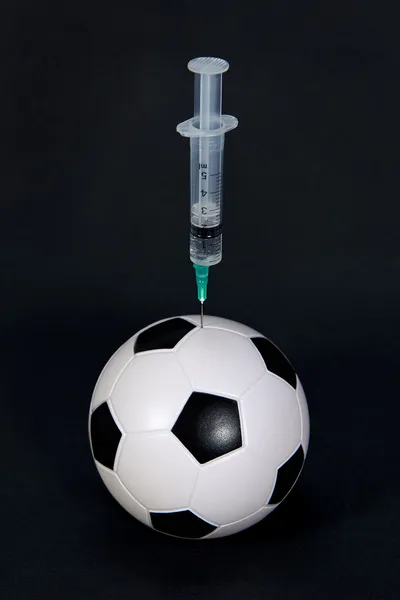 Balón de fútbol y jeringa —  Fotos de Stock