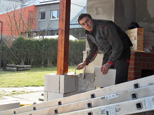 Construção de uma lareira exterior — Fotografia de Stock