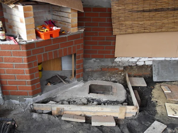 屋外の暖炉を構築 — ストック写真