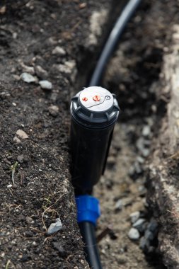Sulama sistemi kurulumu. Otomatik çim sulama sistemi.
