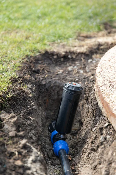 灌漑システムの設置 自動芝生灌漑システム — ストック写真