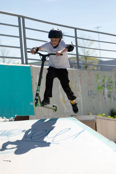 Jongen Springt Een Scooter — Stockfoto