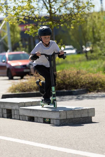 Ragazzo Salta Uno Scooter — Foto Stock