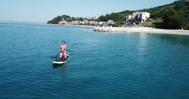 Donna Sul Paddleboard Bella Donna Bikini Sella Paddleboard — Video Stock