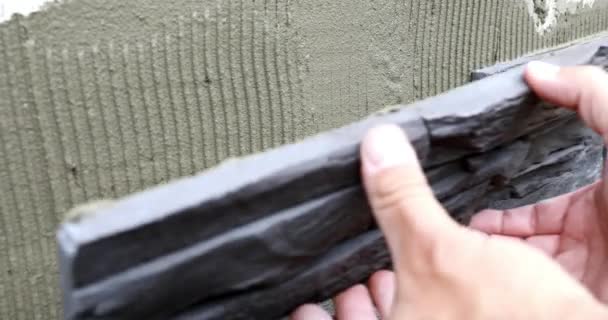 石のクラッドを敷設 壁に石のクラッドを適用する労働者の閉鎖 — ストック動画