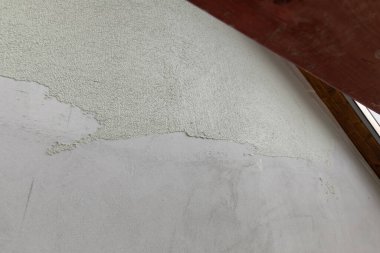 Son rötuşları yapan bir işçinin eli yakın çekim..