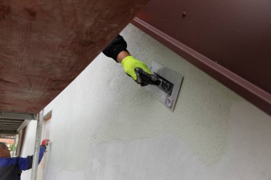 Son rötuşları yapan bir işçinin eli yakın çekim..