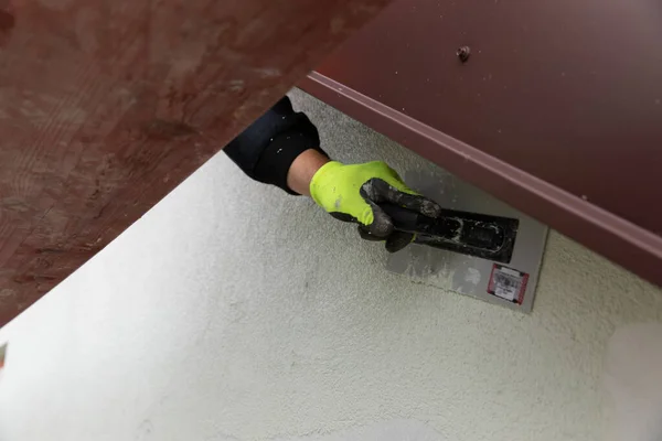 Primer Plano Mano Trabajador Haciendo Los Toques Finales —  Fotos de Stock