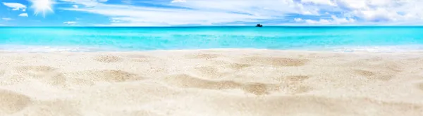 美丽的热带岛屿全景 白色沙滩 碧绿的海水 蓝天云 模糊的背景 奇异的风景 度假理念 复制空间 图库图片