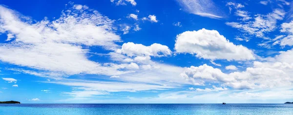 美しい熱帯の島のビーチのパノラマ 晴れた空 青い海のラグーンの風景 ボートや船で白い雲 海の湾 夏休み 景色のパノラマビュー — ストック写真