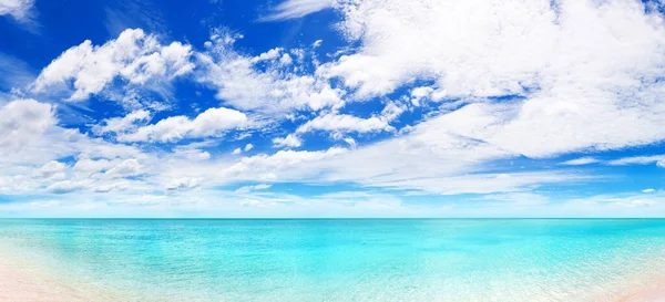美しい熱帯ビーチベイパノラマの背景 エキゾチックな島の風景パノラマビューの背景 ターコイズブルーの海の水 青い海のラグーン 晴れ空の白い雲 夏休み旅行 — ストック写真