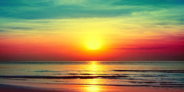 美丽的落日全景 热带岛屿海滩景观 日出海景 蓝色海水 五彩斑斓的黄云天空 金色的阳光反射 免版税图库图片
