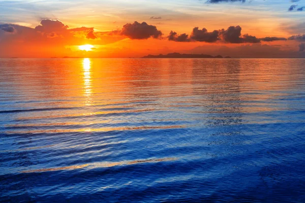 カラフルな海の夕日の景色 明るい海の日の出 黄色の黄金の太陽の輝きの反射 青い波 赤いオレンジの空 美しい熱帯の島の海岸の風景 夏休み — ストック写真