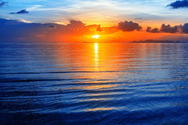 カラフルな海の夕日の景色 明るい海の日の出 黄色の黄金の太陽の輝きの反射 青い波 赤いオレンジの空 美しい熱帯の島の海岸の風景 夏休み — ストック写真