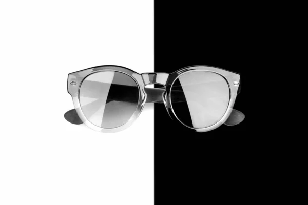 黒の白のサングラス白の黒の背景を隔離されたクローズアップ モノクロームの暗いサングラス 男性の眼鏡 男性の眼鏡 スタイルのファッションアクセサリー トレンディーな現代的なデザイン Uv保護コンセプト コピースペース — ストック写真