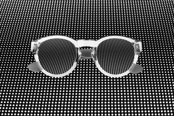 サングラスを閉じる 抽象的な白い光沢のあるドットパターン 暗い黒点線の背景 サングラスのスクリーンコンセプト デジタルディスプレイ 現代のメガネ光学ビジョン技術 スタイルファッションアクセサリーデザイン — ストック写真