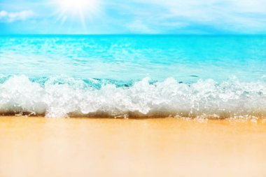 Tropik ada sahili doğası, mavi deniz dalgası yakın çekim, turkuaz okyanus suyu, sarı altın kum, güneş, gökyüzü, beyaz bulutlar, yaz tatili geçmişi, tatil konsepti, seyahat tasarımı, kopyalama alanı