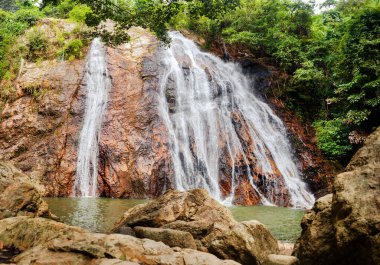 Na Muang Şelalesi Koh Samui Adası Tayland, Namuang Şelalesi, düşen su akıntısı, dağlık kayalıklar, tropik orman ormanı, yaz güneşli günü, turizm, seyahat, tatil, turistik eğlence.