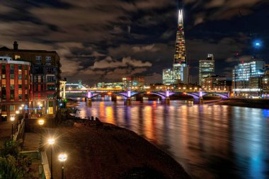 Londra, İngiltere 'de gece nefes kesen manzara Çömlek ve Southwark Köprüsü. uzun açıklama