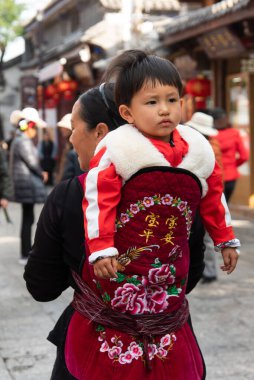 DALI, ÇİN. Şubat 2019. Kadınlar pazarda geziniyor.