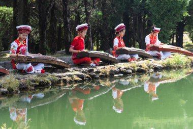 Şubat 2019. Dali, Çin. Üç Pagoda, Chongsheng tapınağında. Çamur oyuncuları