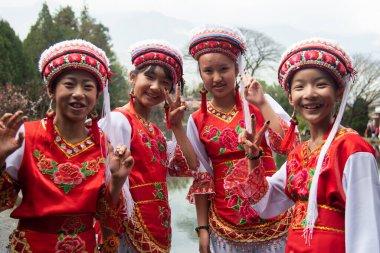 Şubat 2019. Dali, Çin. Üç Pagoda, Chongsheng tapınağında. Çamur oyuncuları