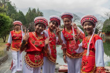 Şubat 2019. Dali, Çin. Üç Pagoda, Chongsheng tapınağında. Çamur oyuncuları