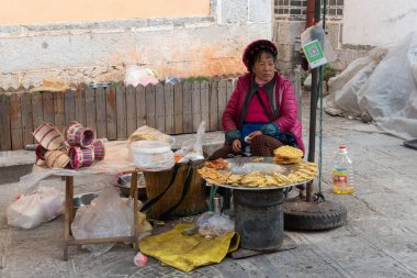 Şubat 2019. Xizhou. Piyasa hayatı sahneleri. Şehir, Hui ve Han sakinlerinden oluşan küçük bir nüfusa sahip Bai halkından oluşuyor..