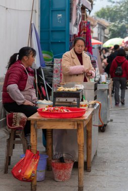 Şubat 2019. Xizhou. Piyasa hayatı sahneleri. Şehir, Hui ve Han sakinlerinden oluşan küçük bir nüfusa sahip Bai halkından oluşuyor..