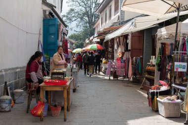 Şubat 2019. Xizhou. Piyasa hayatı sahneleri. Şehir, Hui ve Han sakinlerinden oluşan küçük bir nüfusa sahip Bai halkından oluşuyor..