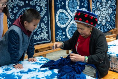 Şubat 2019. Bai köyü Zoucheng, Batik yetiştiriyor. Batik boyamasını istemediğiniz bölgeleri kaplayarak kumaşları renklendirmek için kullanılan bir tekniktir..