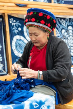 Şubat 2019. Bai köyü Zoucheng, Batik yetiştiriyor. Batik boyamasını istemediğiniz bölgeleri kaplayarak kumaşları renklendirmek için kullanılan bir tekniktir..