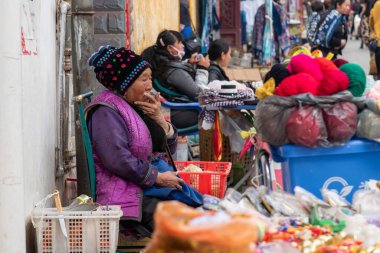 Şubat 2019. Bai köyü Zoucheng, Batik yetiştiriyor. İnsanlar pazarda ürün satıyorlar.