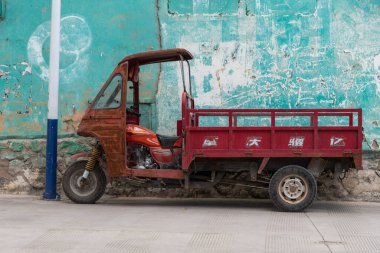 Şubat 2019. Bai köyü Zoucheng, Batik yetiştiriyor. Batik boyamasını istemediğiniz bölgeleri kaplayarak kumaşları renklendirmek için kullanılan bir tekniktir..