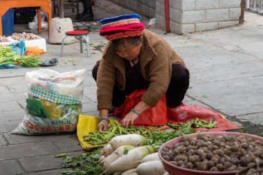 Şubat 2019. Bai köyü Zoucheng, Batik yetiştiriyor. İnsanlar pazarda ürün satıyorlar.