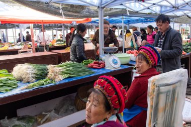 Şubat 2019. Bai köyü Zoucheng, Batik yetiştiriyor. İnsanlar pazarda ürün satıyorlar.