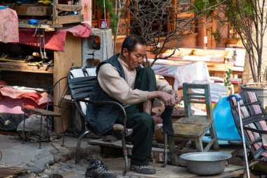 Şubat 2019. Shaxi. Günlük hayat sahneleri. Dali ve Lijiang arasında, Yunnan 'ın dağları ve tarlaları arasında, Shaxi köyündeki bir durak zamanda muhteşem bir yolculuk yapmak gibidir.