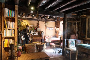 Şubat 2019. Shaxi. Günlük hayat sahneleri. Dali ve Lijiang arasında, Yunnan 'ın dağları ve tarlaları arasında, Shaxi köyündeki bir durak zamanda muhteşem bir yolculuk yapmak gibidir.