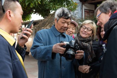 Yunnan, Çin Şubat 2019. Batılı turistlerin varlığına şaşıran kırsal bir köyün sakinleri.