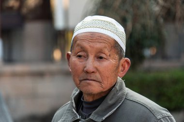 Yunnan, Çin Şubat 2019. Batılı turistlerin varlığına şaşıran kırsal bir köyün sakinleri.