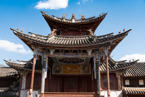 Shaxi. Dali ve Lijiang arasındaki yolun yarısında antik bir tadı olan antik bir şehir ve hala en orijinal mimari özelliklere sahip..