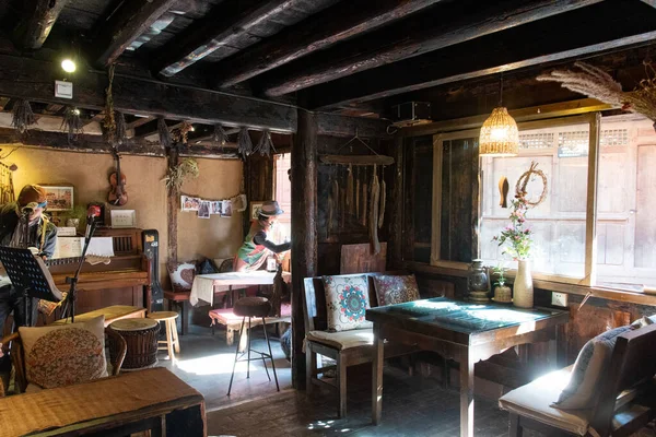 Shaxi. Dali ve Lijiang arasındaki yolun yarısında antik bir tadı olan antik bir şehir ve hala en orijinal mimari özelliklere sahip..