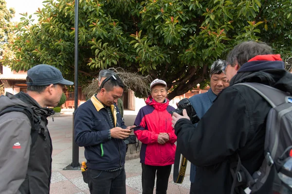 Yunnan, Çin Şubat 2019. Batılı turistlerin varlığına şaşıran kırsal bir köyün sakinleri.