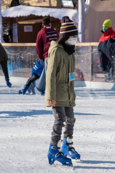 Bibbiano 2021年12月年轻人在镇上广场的一个小溜冰场上滑冰 — 图库照片