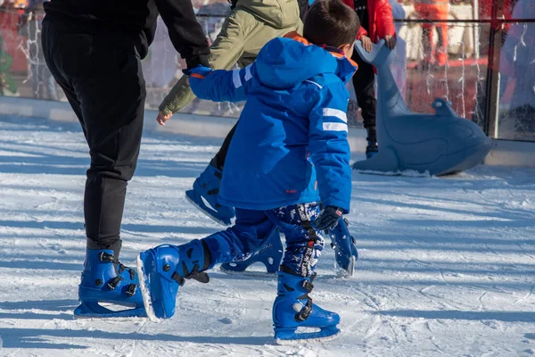 Bibbiano 2021年12月年轻人在镇上广场的一个小溜冰场上滑冰 — 图库照片