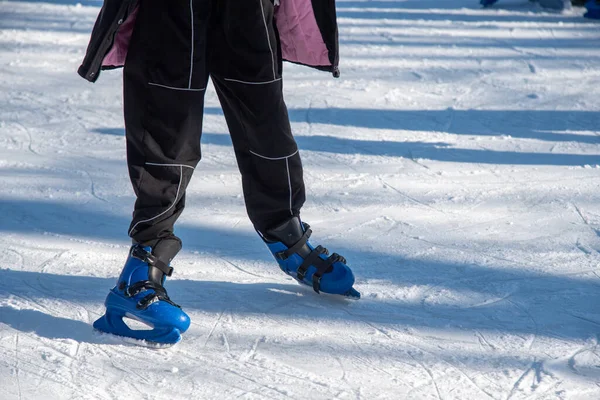 Bibbiano Dicembre 2021 Gambe Pattini Una Piccola Pista Pattinaggio Nella — Foto Stock