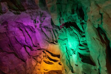 Şubat 2019. JiuHsiang Sahne Bölgesi, Yiliang İlçesi JiuHsiang Yi ve Hui Özerk Kasabası 'nda yer almaktadır. Çin' in Kunming şehrinden 90 km uzaklıktadır. Burası mağaraları, dağları, nehirleri ve derin vadileriyle ünlüdür., 