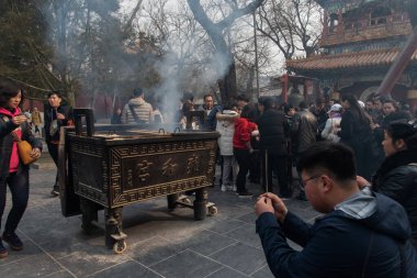Pekin, 24 / 02 / 2019. Lama Tapınağı 'nda dua eden insanlar Tibet dışındaki en önemli Budist tapınağıdır ve Pekin' in en ünlüsüdür..