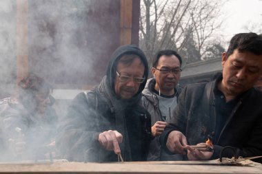 Pekin, 24 / 02 / 2019. Lama Tapınağı 'nda dua eden insanlar Tibet dışındaki en önemli Budist tapınağıdır ve Pekin' in en ünlüsüdür..